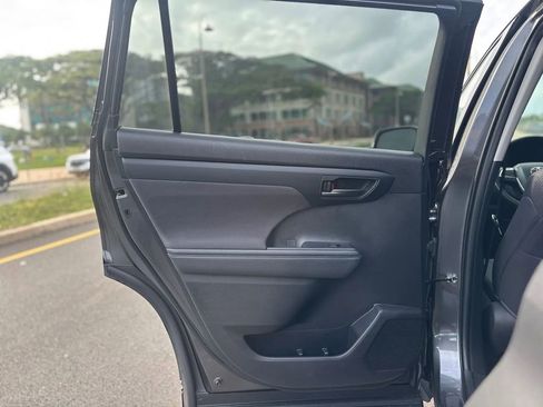 Used 2023 Toyota Highlander L image 18