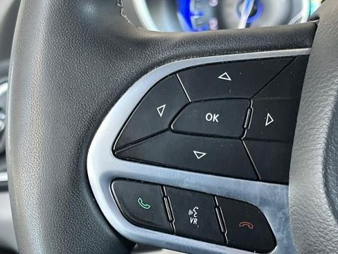 Used 2023 Chrysler Pacifica Touring-L FWD image 34