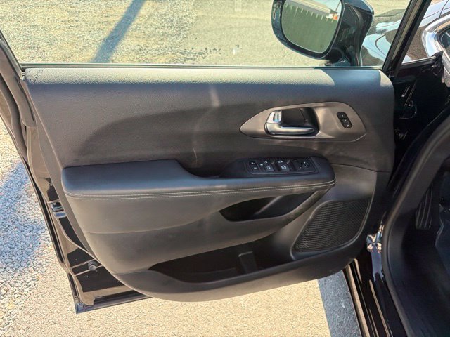 Used 2025 Chrysler Pacifica Select FWD image 8