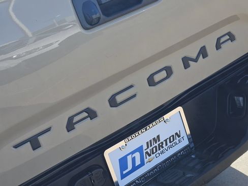 Used 2019 Toyota Tacoma TRD Off-Road AWD/4WD image 11