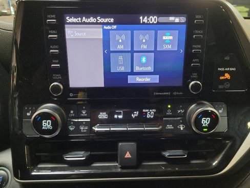Used 2021 Toyota Highlander XLE AWD/4WD image 25