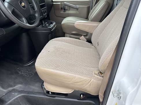Used 2017 Chevrolet Express 2500 Extended RWD image 9