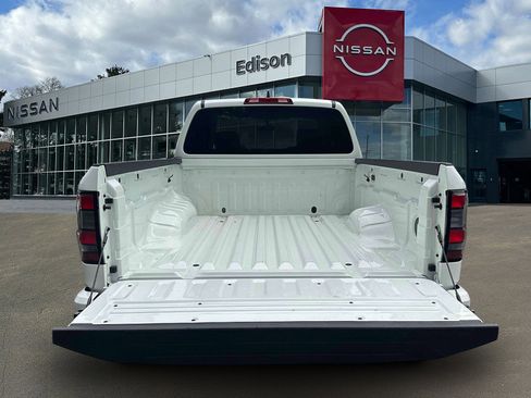 Used 2025 Nissan Frontier SV image 7