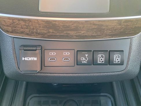 Used 2025 Toyota Sienna Platinum image 22