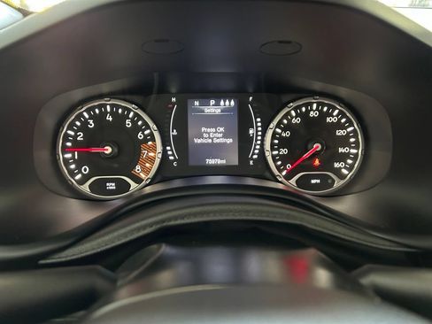 Used 2019 Jeep Renegade Latitude w/ Cold Weather Group FWD image 20