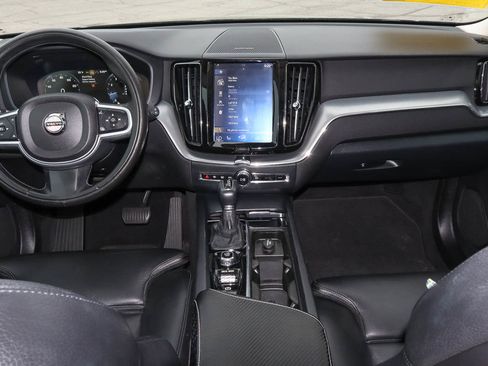 Used 2019 Volvo XC60 T5 Momentum w/ Multimedia Package image 11