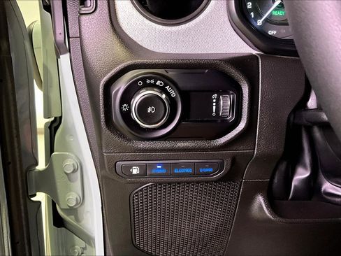 Used 2024 Jeep Wrangler Willys image 16