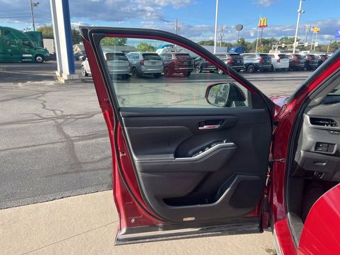 Used 2022 Toyota Highlander XLE image 11