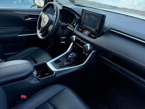 Used 2022 Toyota RAV4 XLE Premium image 12