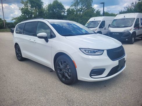 Used 2023 Chrysler Pacifica Touring-L w/ S Appearance Package AWD/4WD image 2