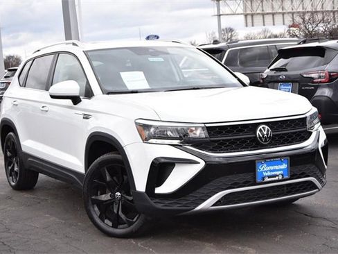 Used 2023 Volkswagen Taos SE w/ Panoramic Sunroof Package image 2