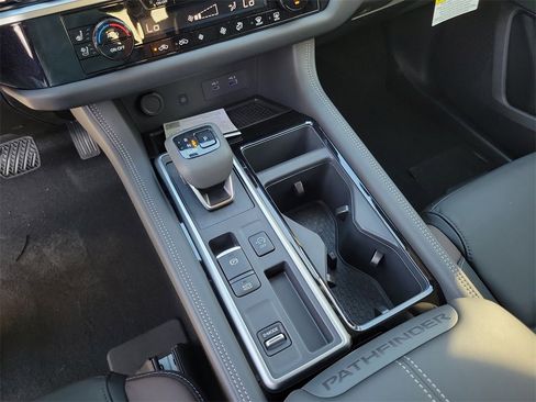 New 2025 Nissan Pathfinder Platinum image 12
