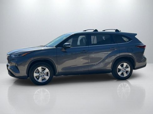 Used 2025 Toyota Highlander LE image 8