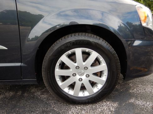Used 2014 Chrysler Town & Country Touring FWD image 25