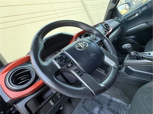 Used 2016 Toyota Tacoma TRD Off-Road w/ Premium & Technology Package image 9