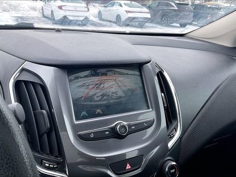 Used 2017 Chevrolet Cruze LT image 21