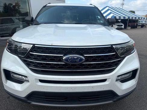 Used 2020 Ford Explorer XLT w/ Equipment Group 202A AWD/4WD image 3