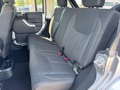 Used 2018 Jeep Wrangler Unlimited Sahara w/ Connectivity Group AWD/4WD image 16
