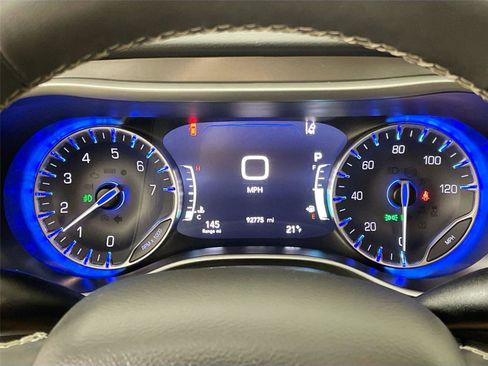 Used 2022 Chrysler Pacifica Touring-L image 13