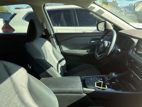 Used 2021 Nissan Rogue SV FWD image 3