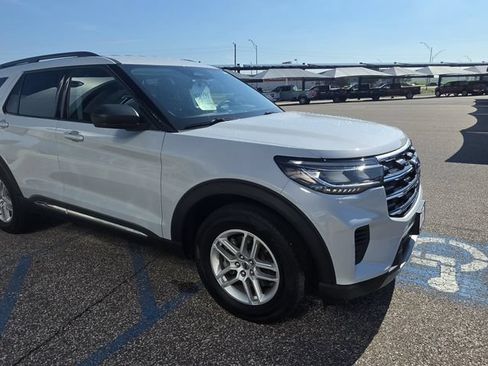 Used 2025 Ford Explorer Active AWD/4WD image 4