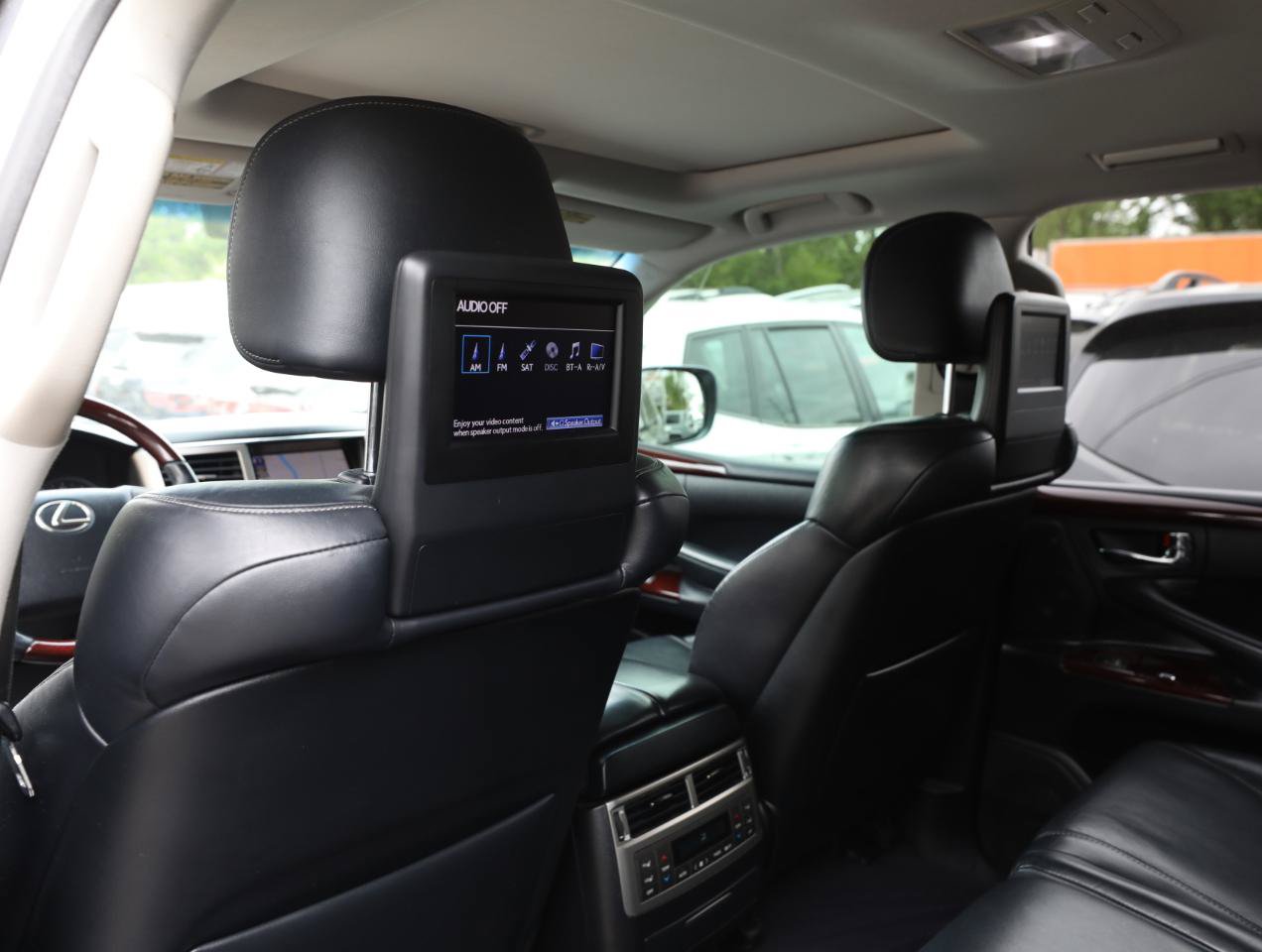 Used 2013 Lexus LX 570 4WD w/ Luxury Pkg image 15