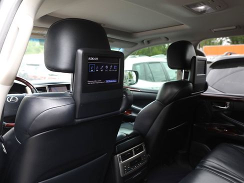 Used 2013 Lexus LX 570 4WD w/ Luxury Pkg image 15
