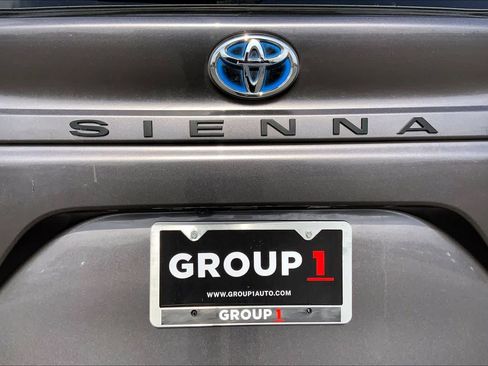 Used 2022 Toyota Sienna XLE image 10