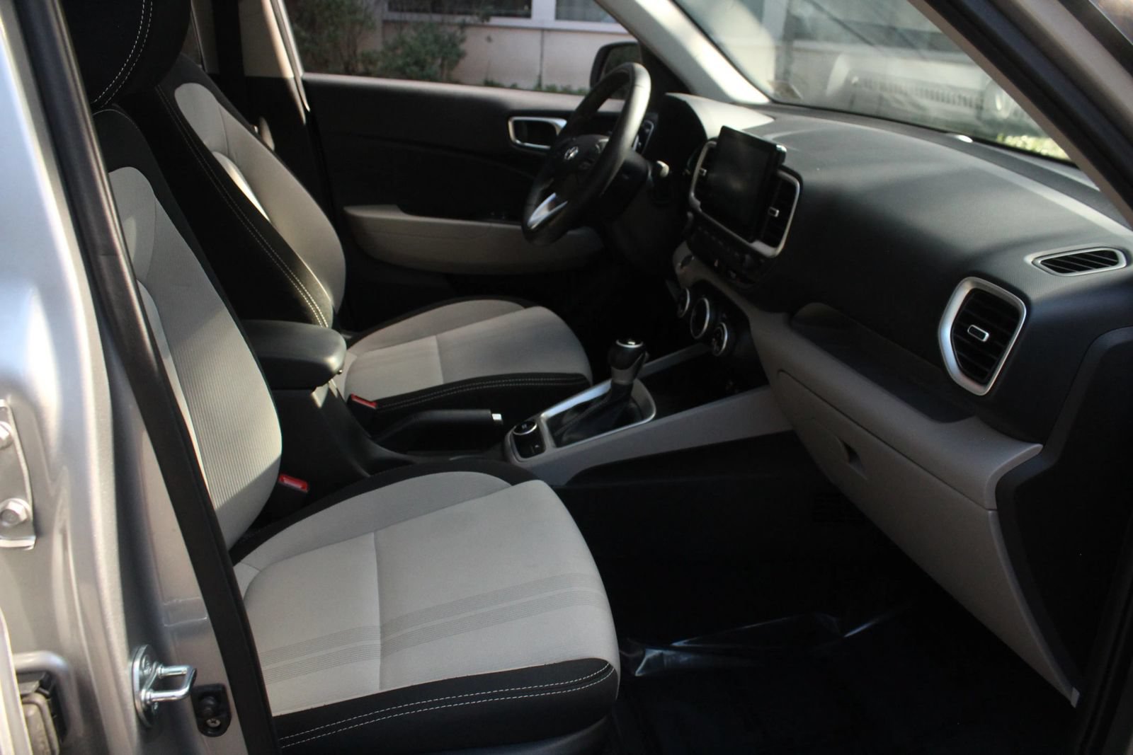 Used 2026 Hyundai Venue SEL FWD image 28