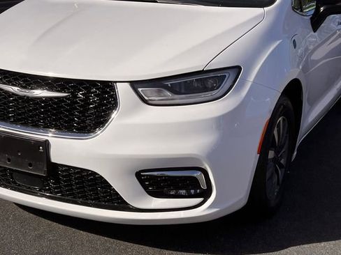 Used 2024 Chrysler Pacifica Select image 9