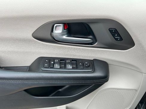 Used 2018 Chrysler Pacifica Limited FWD image 8