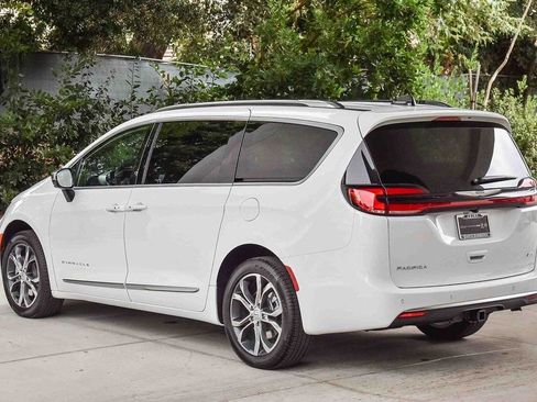 New 2026 Chrysler Pacifica Pinnacle w/ Trailer Tow Group AWD/4WD image 4