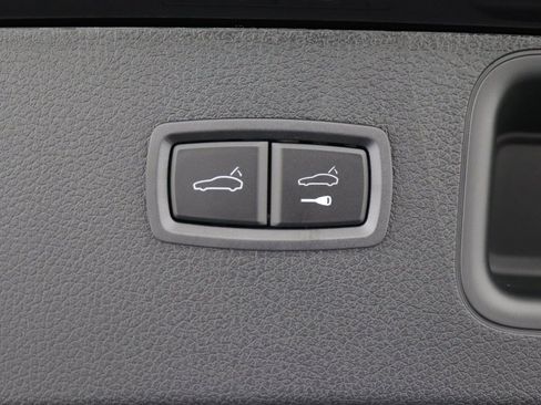 Certified 2025 Porsche Macan AWD/4WD image 17