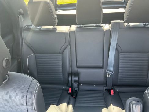 Used 2023 Land Rover Discovery Metropolitan Edition AWD/4WD image 29