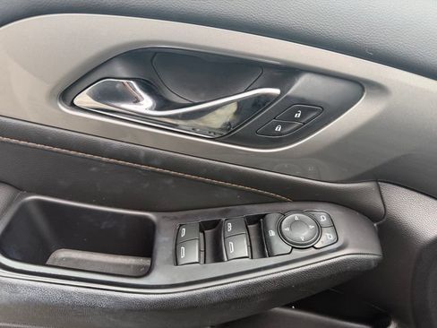 Used 2020 Chevrolet Traverse LT FWD image 11