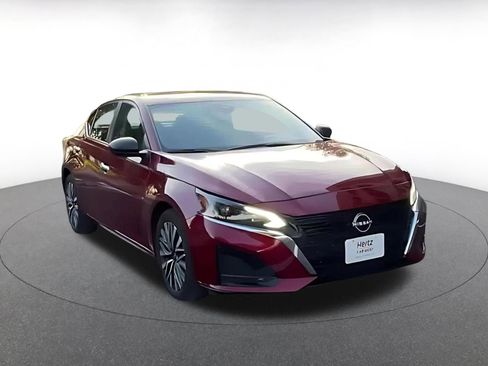 Used 2025 Nissan Altima 2.5 SV FWD image 3