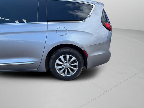 Used 2019 Chrysler Pacifica Touring-L FWD image 27