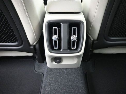 New 2025 Volvo XC40 B5 Plus w/ Protection Package Premier image 23