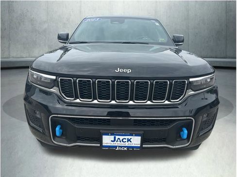 Used 2023 Jeep Grand Cherokee Overland w/ Luxury Tech Group IV AWD/4WD image 11