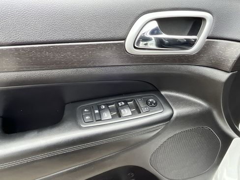 Used 2018 Jeep Grand Cherokee Altitude AWD/4WD image 22