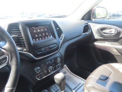 Used 2019 Jeep Cherokee Latitude Plus w/ Cold Weather Group AWD/4WD image 37