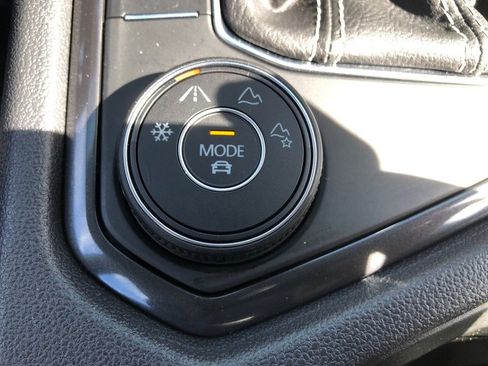 Used 2024 Volkswagen Tiguan SE image 30