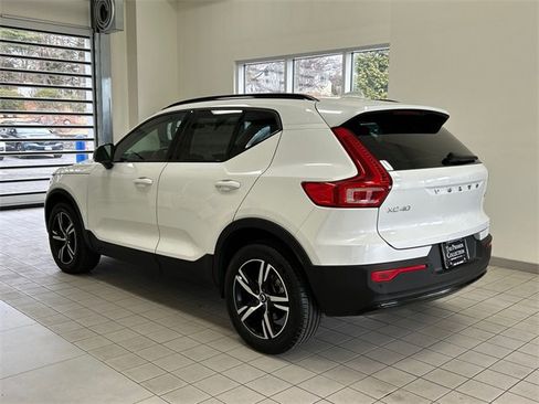 Certified 2024 Volvo XC40 B5 Core image 4