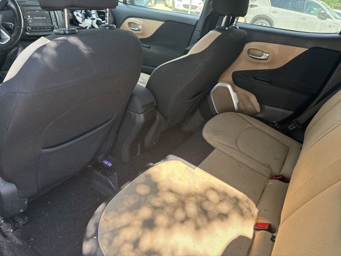 Used 2015 Jeep Renegade Latitude FWD image 16