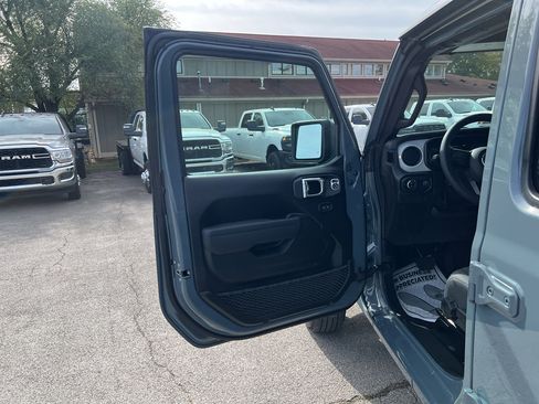 New 2025 Jeep Gladiator Sport image 32