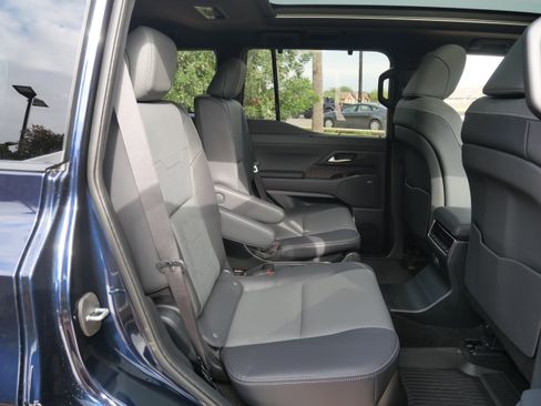 Used 2025 Lexus GX 550 w/ Accessory Package (2T) image 11