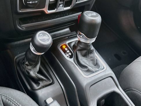 Used 2023 Jeep Wrangler Unlimited w/ Sun & Screen Package AWD/4WD image 18