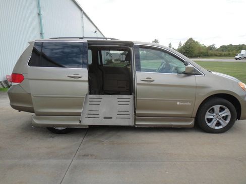 Used 2010 Honda Odyssey Touring image 3
