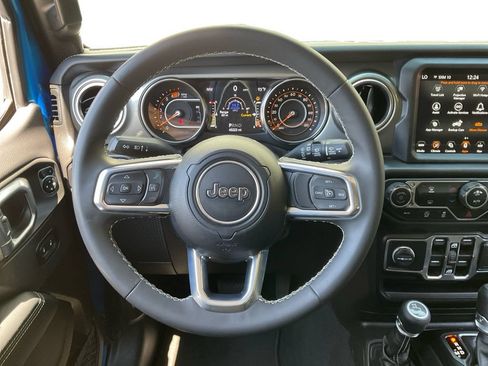 Used 2023 Jeep Wrangler Unlimited Sahara AWD/4WD image 17