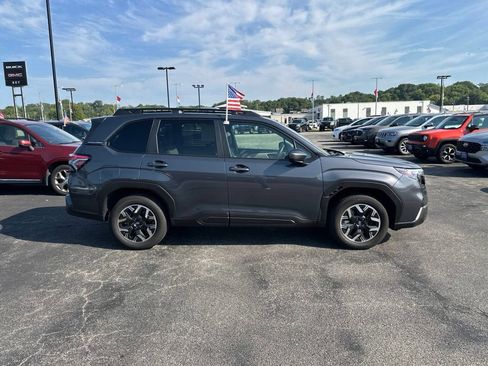 Used 2025 Subaru Forester Premium AWD/4WD image 4